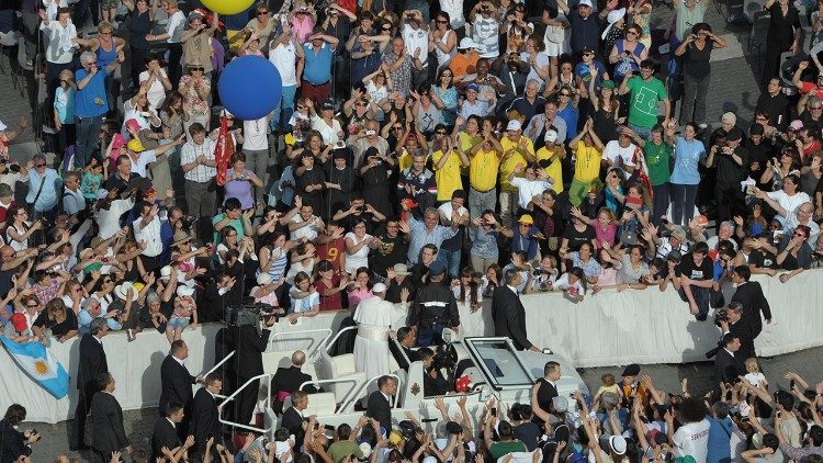 Papież: Pięćdziesiątnica zmieniła życie uczniów i bieg historii  