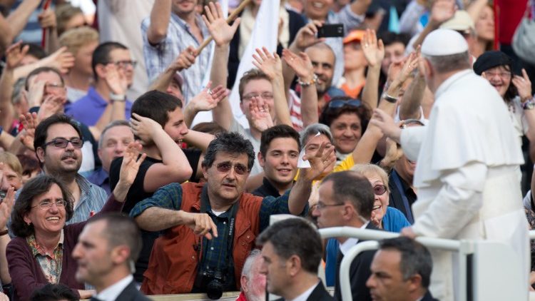 2021.06.11 Veglia di Pentecoste del 18 maggio 2013 in Piazza San Pietro.