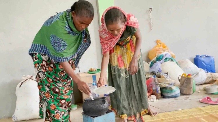 Profughi del conflitto preparano il pasto con gli alimenti forniti dal Pam