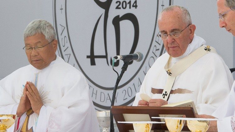 Mons. Lazzaro You Heung-sik junto al Papa Francisco. en una foto de archivo