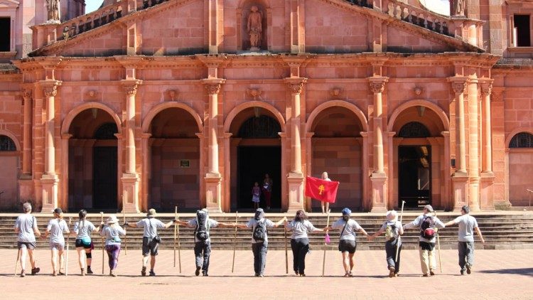 Grupo de peregrinos do Caminho das Missões em frente à Catedral de Santo Ângelo (Foto: José Roberto de Oliveira)