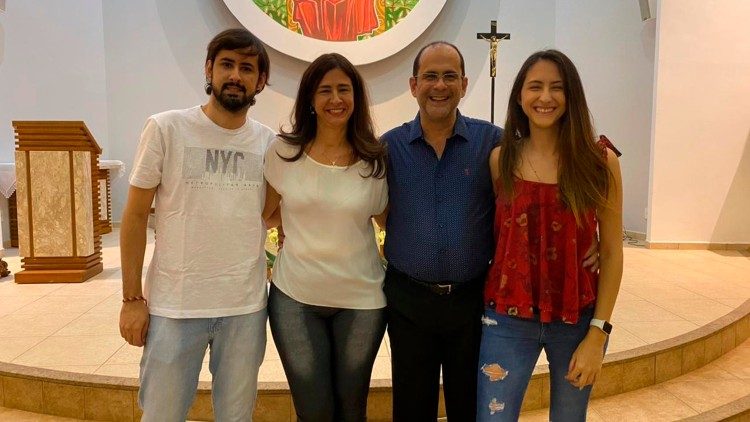 Carlos e Andréa Vianna da diocese de Bauru, São Paulo, com os filhos Lucas e Laura