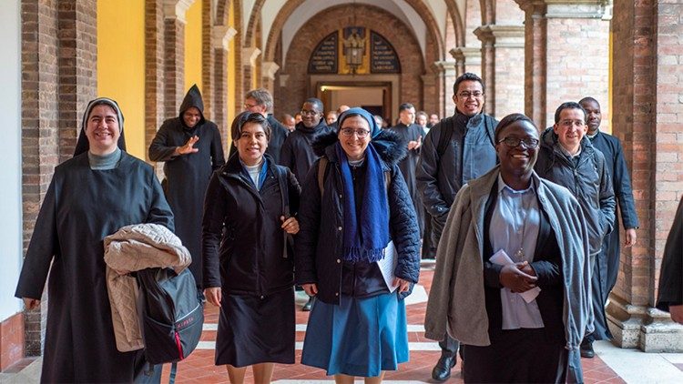 Studierende im Kreuzgang von Sant'Anselmo