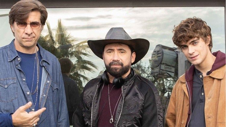 Al centro, Federico Zampaglione, regista e cantante dei Tiromancino