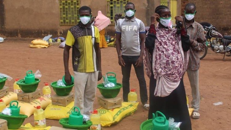 La distribuzione di aiuti nel cortile di un'istituto dei Fratelli delle Scuole Cristiane