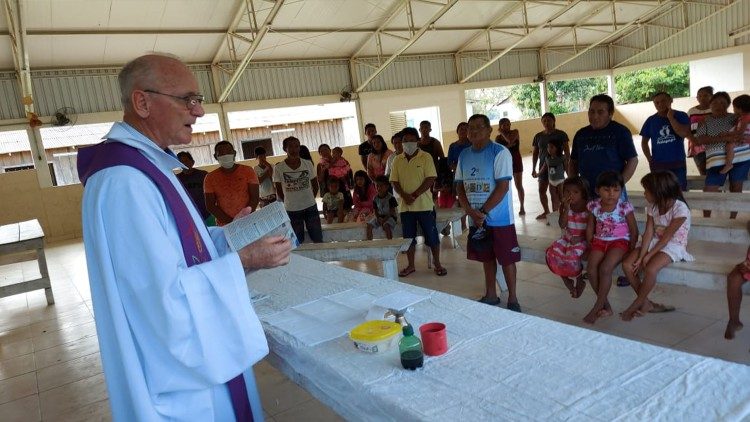 O Frei Marcos Juchem Júnior com os indígenas Munduruku