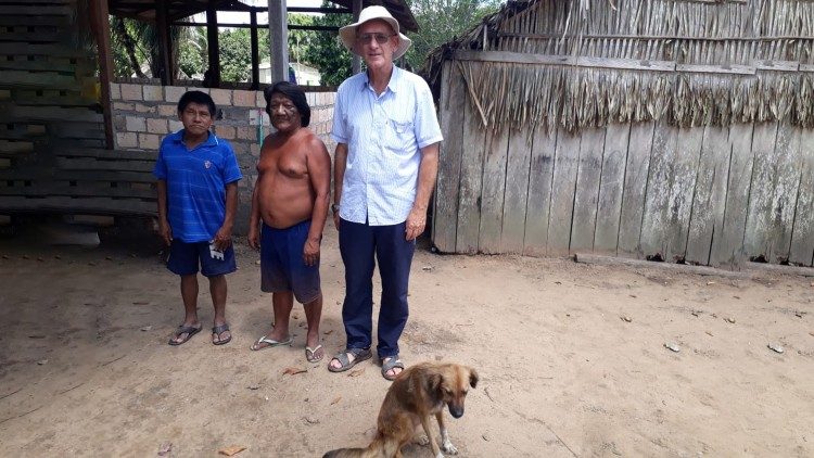 O Frei Marcos Juchem Júnior com os indígenas Munduruku