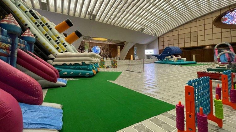 Brinquedos infláveis dentro da Sala Paulo VI