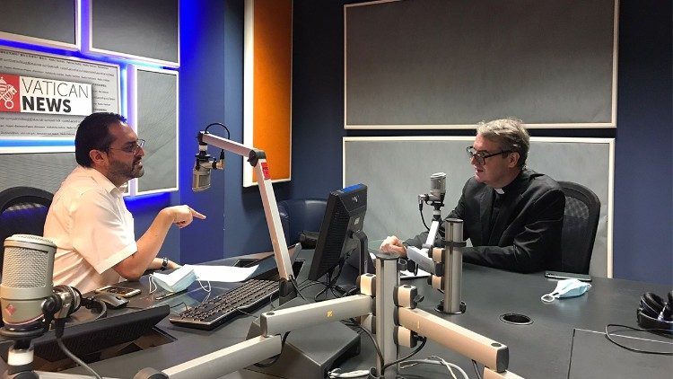 Mario Galgano und P. Small im Radio Vatikan-Studio