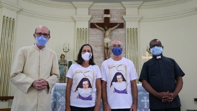 Adriana com o esposo Celso e padre Hélio