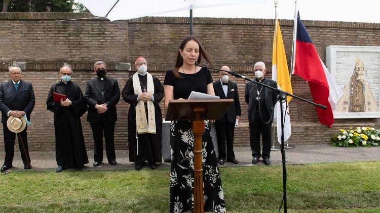 La artista chilena Francisca Claro agradeció a la Virgen del Carmen la gracia de haber podido trabajar en su imagen.