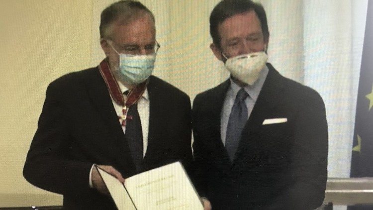 Botschafter Elbling (r.) und Andrea Riccardi bei der Verleihungszeremonie in der Botschafterresidenz