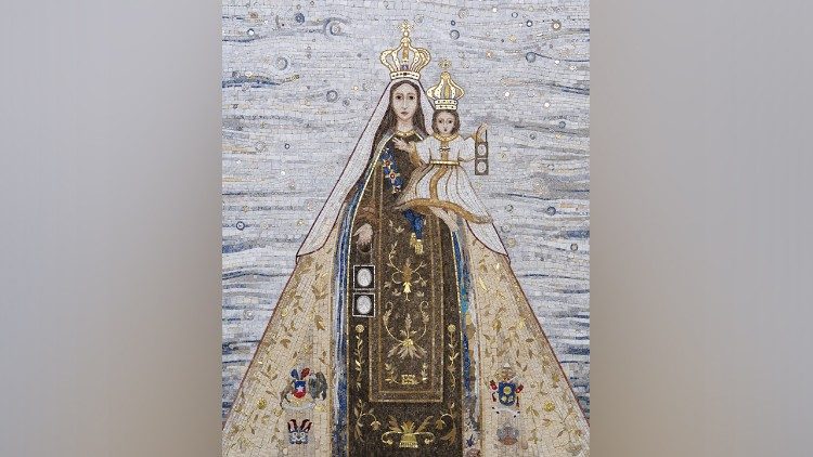 Las piedras y demás elementos incrustados en el mosaico fueron recogidos en todo el territorio chileno, dando forma a la rica simbología contenida en la obra sacra.