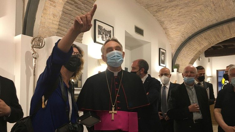 Erzbischof Gänswein schaut sich die Ausstellung an