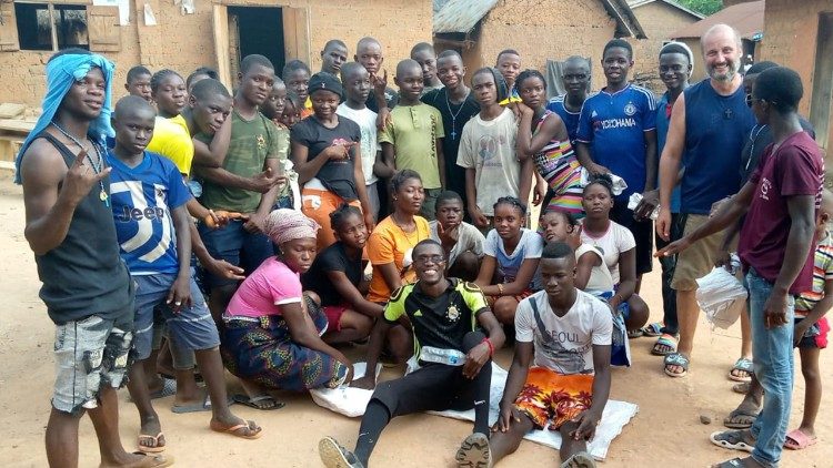 Padre Snider e la sua comunità parrocchiale