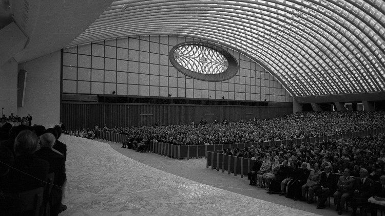 La folla della prima udienza generale nella Sala Nervi