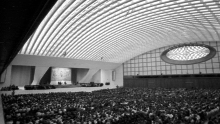 Die lichten Gewölberippen der vatikanischen Audienzhalle - aus Stahlbeton