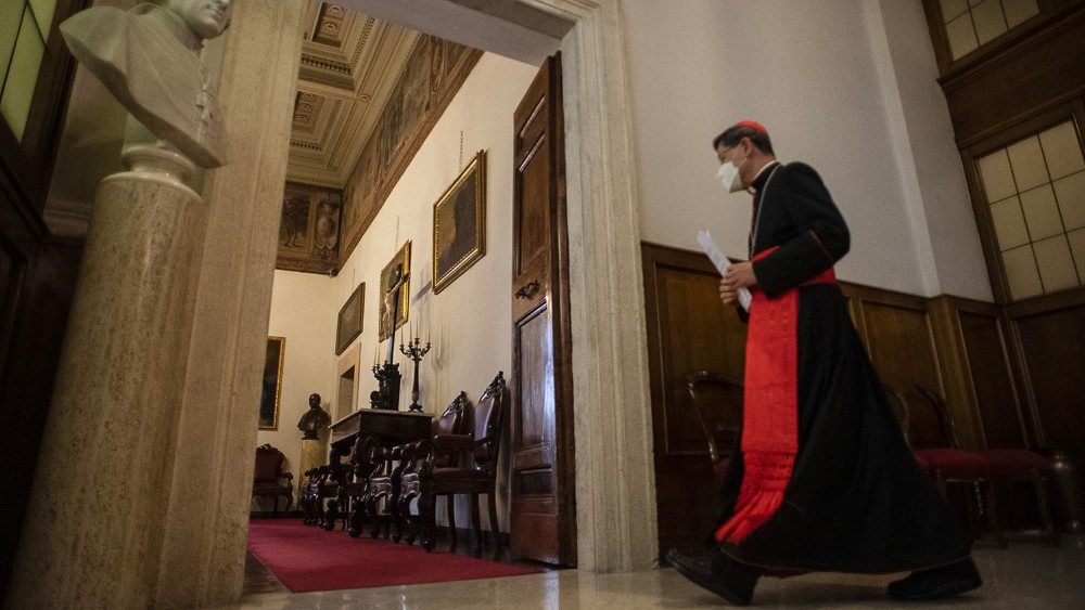 2021.06.28 Congregazione per l'Evangelizzazione dei Popoli, il cardinale Tagle tra le sale nel dicastero