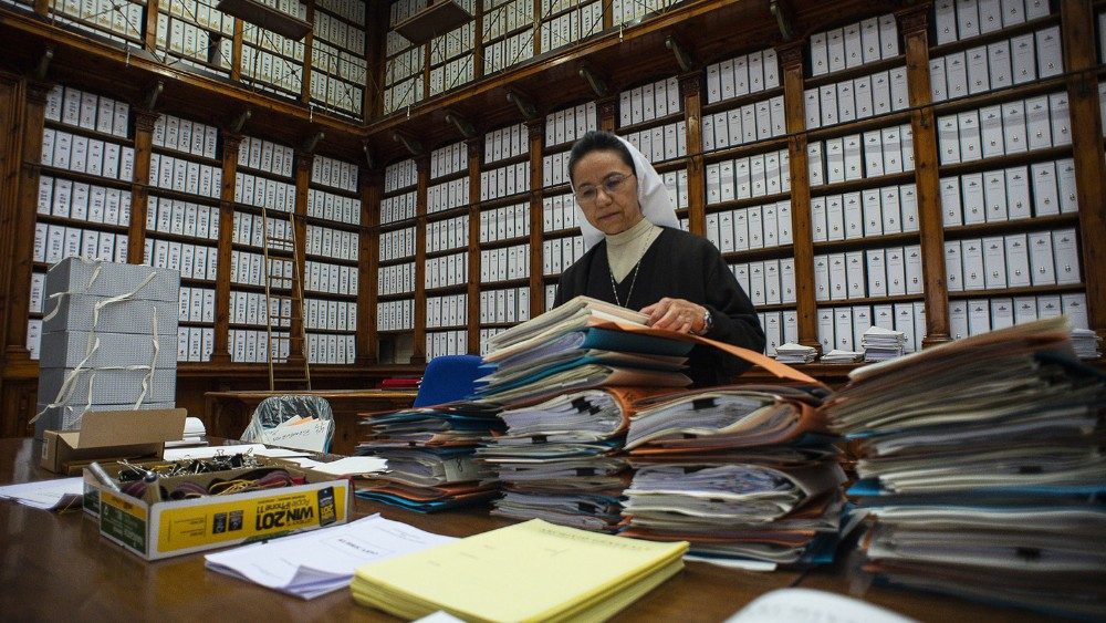 2021.06.28 Congregazione per l'Evangelizzazione dei Popoli, una religiosa al lavoro nell'archivio.