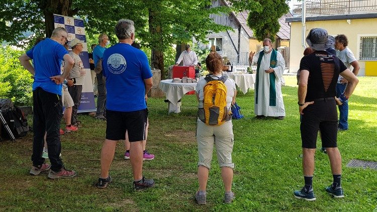 Don Sinibaldi benedice i pellegrini italiani alla partenza da Tarvisio