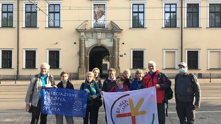 Il momento della partenza del promotion tour da Cracovia, davanti all'arcivescovado