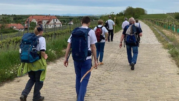 Un gruppo di camminatori austriaci lungo la Romea Strata
