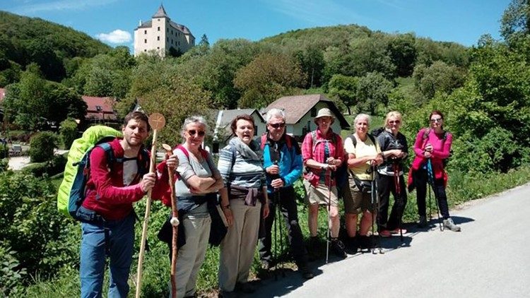 Pellegrini in Austria, lungo la Romea Strata, davanti al castello di Wildegg nel Bosco Viennese  