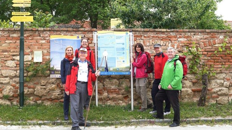 Pellegrini austriaci lungo la Romea Strata. La terza da destra è Christa Englinger, vicepresidente dell' Aers