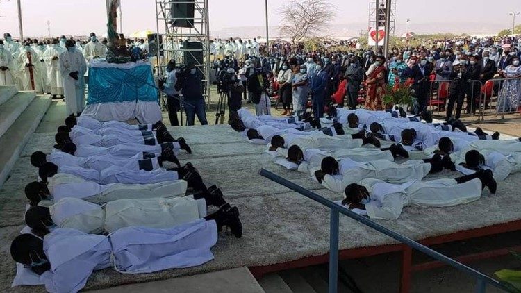 Ordenação sacerdotal de 23 novos sacerdotes na Catedral de Benguela (Angola)