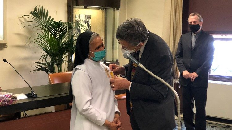 Il saluto a suor Beatrice del Prefetto del Dicastero per la Comunicazione, Paolo Ruffini