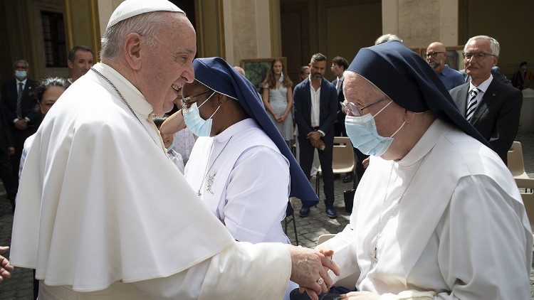 Sr. Ortrud Stegmaier bei Papst Franziskus bei der Generalaudienz 