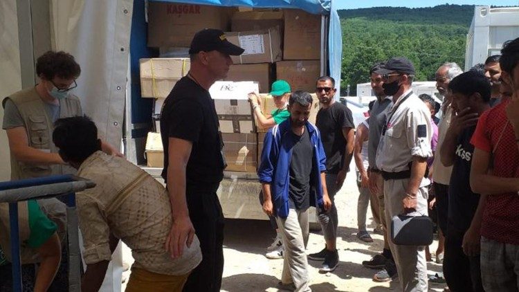 Gli aiuti nel campo di Lipa