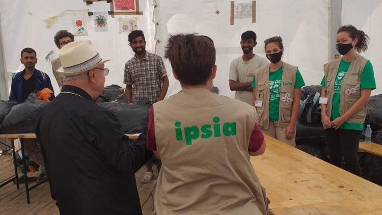 La visita di monsignor Luigi Pezzuto al campo di Lipa