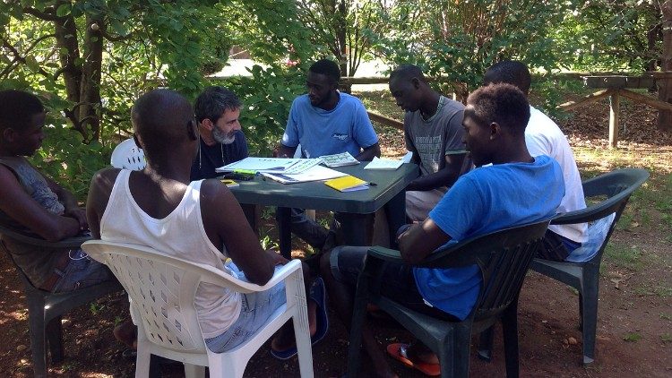 I nuovi ragazzi mentre fanno i compiti