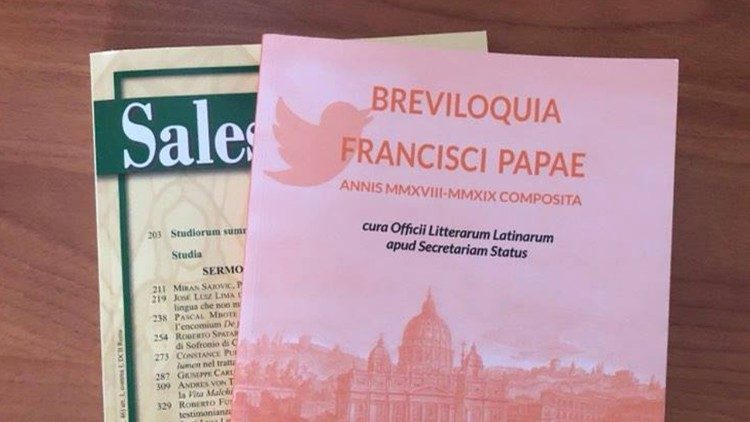 2021.07.05 La copertina del nuovo libro della Libreria Editrice Vaticana dedicato ai Tweets in lingua latina di Papa Francesco