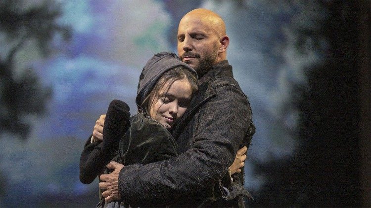 Bernadette abbraccia il padre Francois