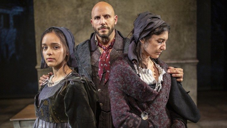 Bernadette (a sinistra) interpretata da Eyma, il padre e la madre, in una scena del musical