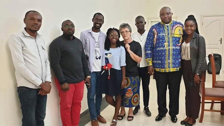 Dom Belmiro Cuica Chissengueti, Bispo de Cabinda (Angola), com os jovens