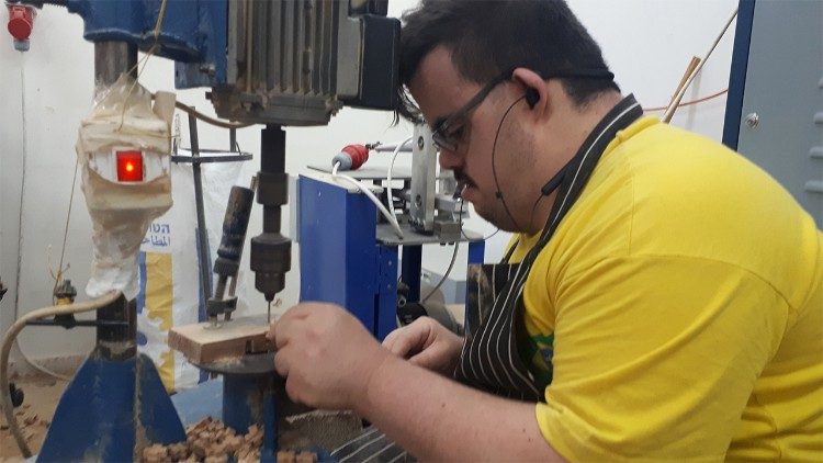 Jednym z pomysłów na podreperowanie budżetów gospodarstw domowych w Betlejem stał się warsztat produkcji tradycyjnego rękodzieła, w którym pracują osoby niepełnosprawne 