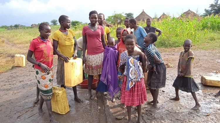 Kobiety i dzieci codziennie przemierzają wiele kilometrów pieszo, w morderczym upale dźwigając ciężkie kanistry. Dzięki Papieżowi nie będą musiały dłużej tego robić