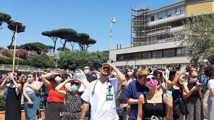 Pielgrzymi na Anioł Pański pod Kliniką Gemelli