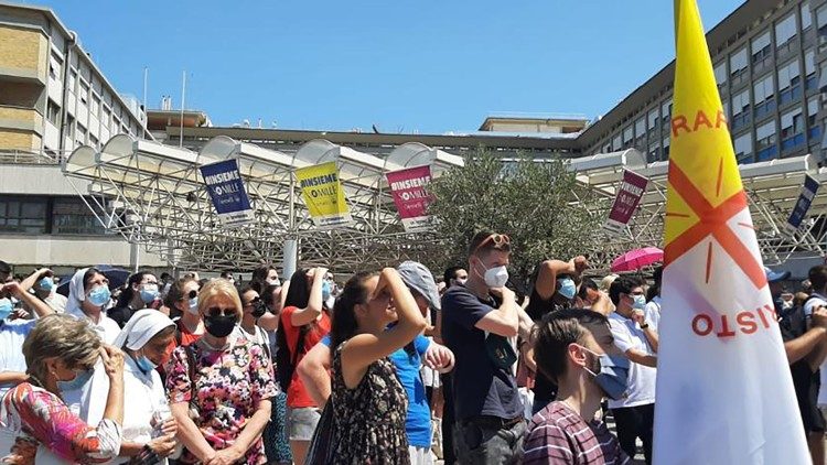 L'attesa fedeli per l'Angelus di Papa Francesco dalla finestra dell'ospedale Gemelli 