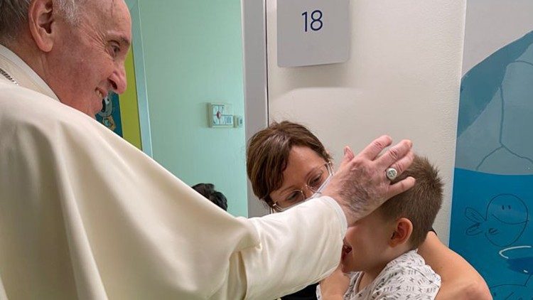 Papa Francesco saluta uno dei piccoli ricoverati nel reaprto di Oncologia pediatrica del Policlinico Gemelli