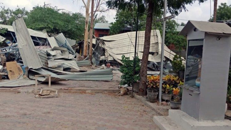 A igreja demolida no parte sul de Delhi