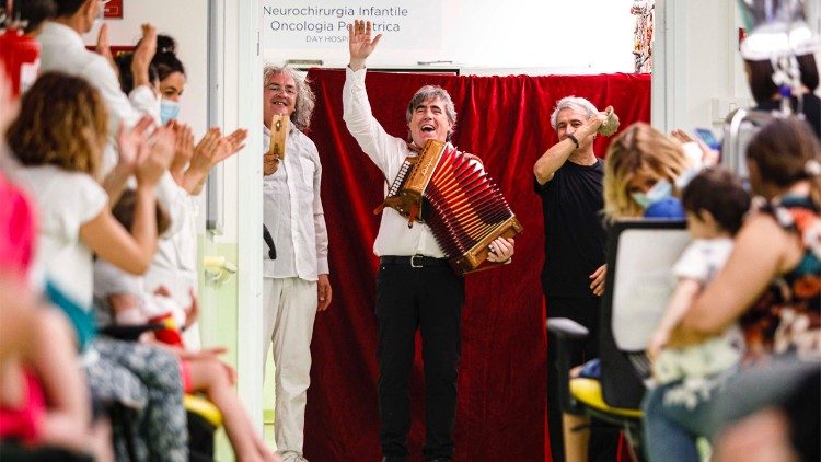 O músico Ambrogio Sparagna e sua trupe no Hospital Gemelli, em 13 de julho