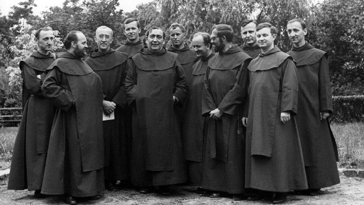 Grupa pierwszych karmelitów bosych, którzy dotarli do Burundi w 1971 roku