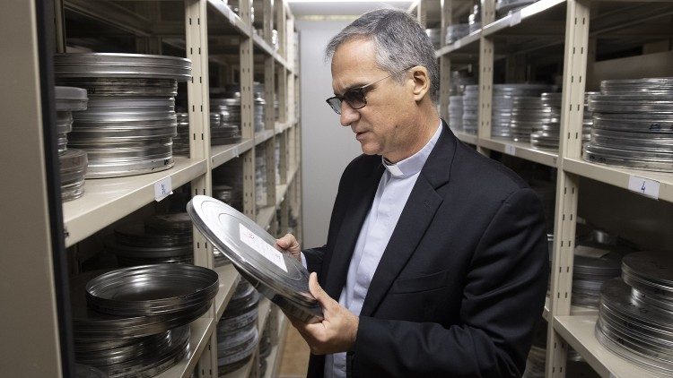 Monsignor Dario Viganò nella Filmoteca Vaticana