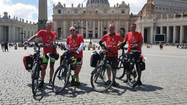 Alcuni ciclisti a Piazza San Pietro.