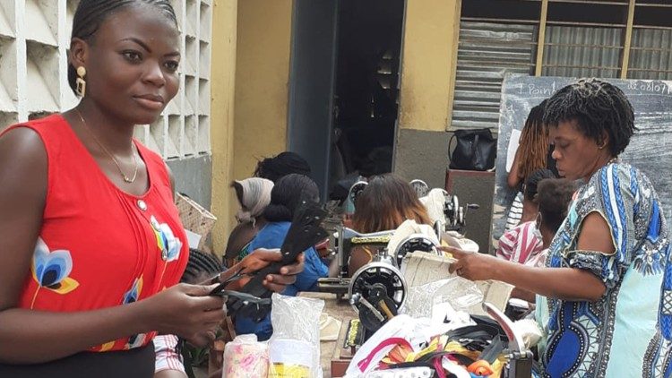 Le ragazze durante il corso di cucito del progetto della Fondazione "Papa Francesco per l'Africa"
