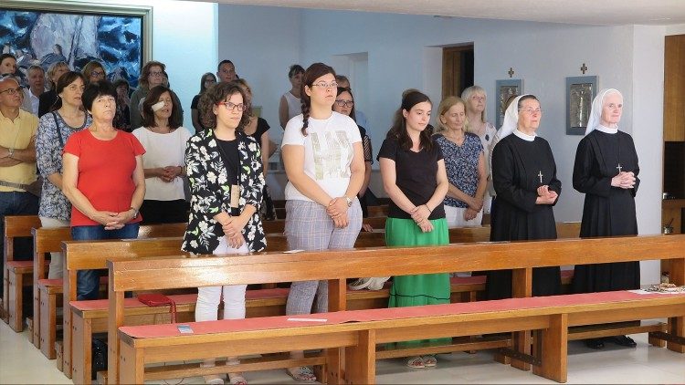 Studenti partecipano alla Messa di apertura